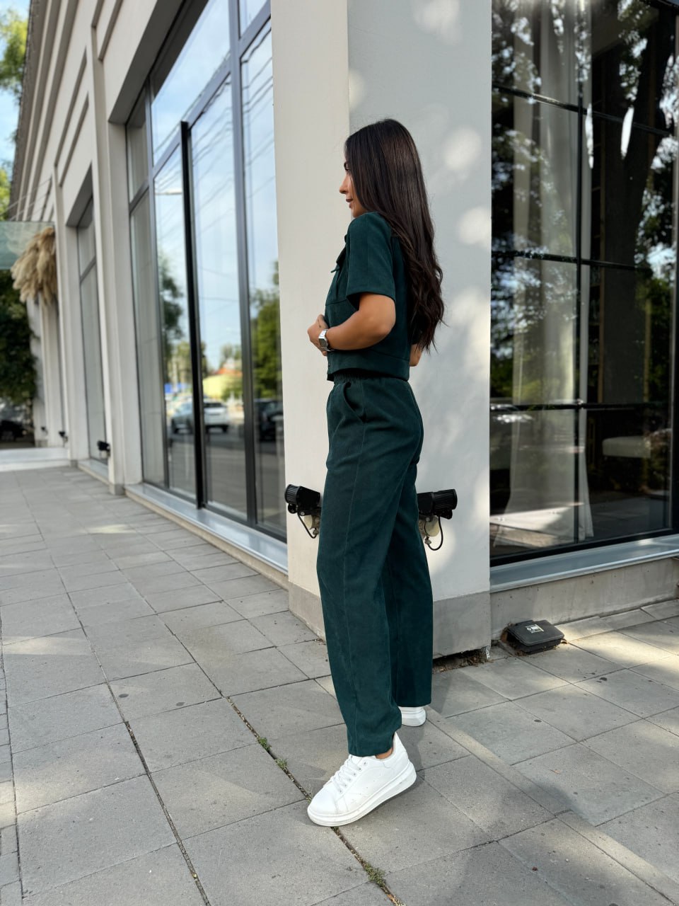 Жіночий прогулянковий костюм з мікро-вельвету смарагдового кольору 28721