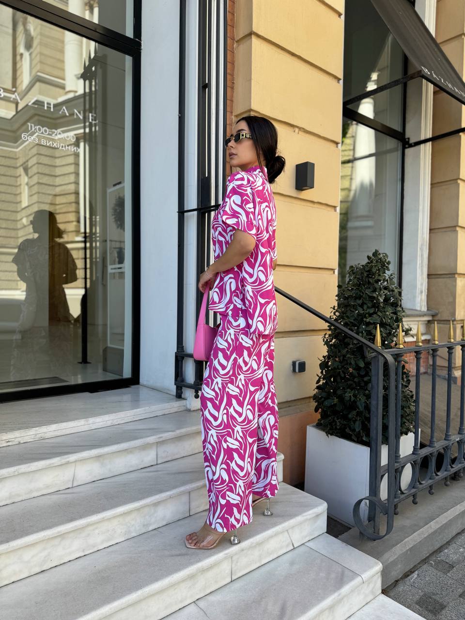 Прогулянковий костюм малинового кольору 28059