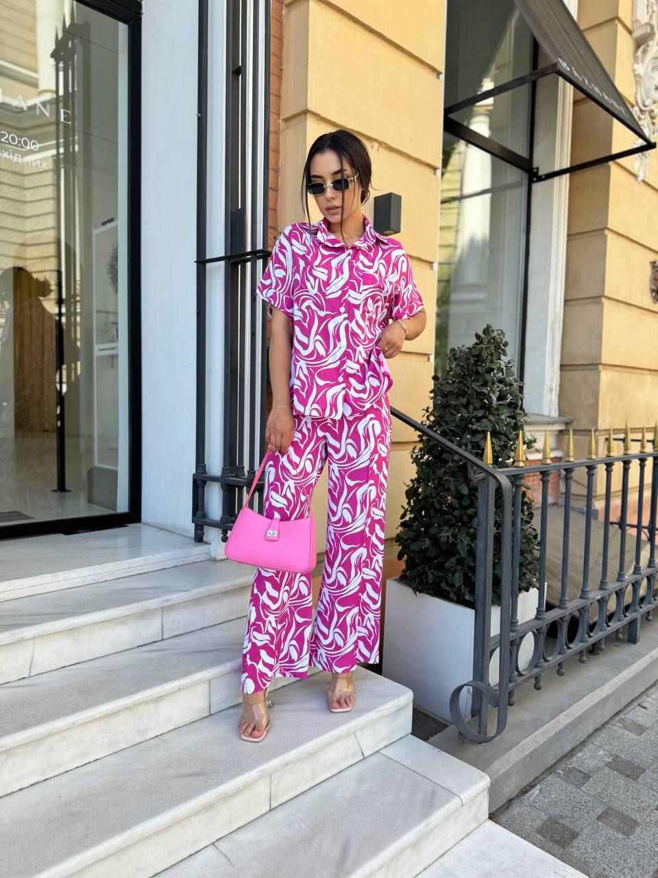 Прогулянковий костюм малинового кольору 28059