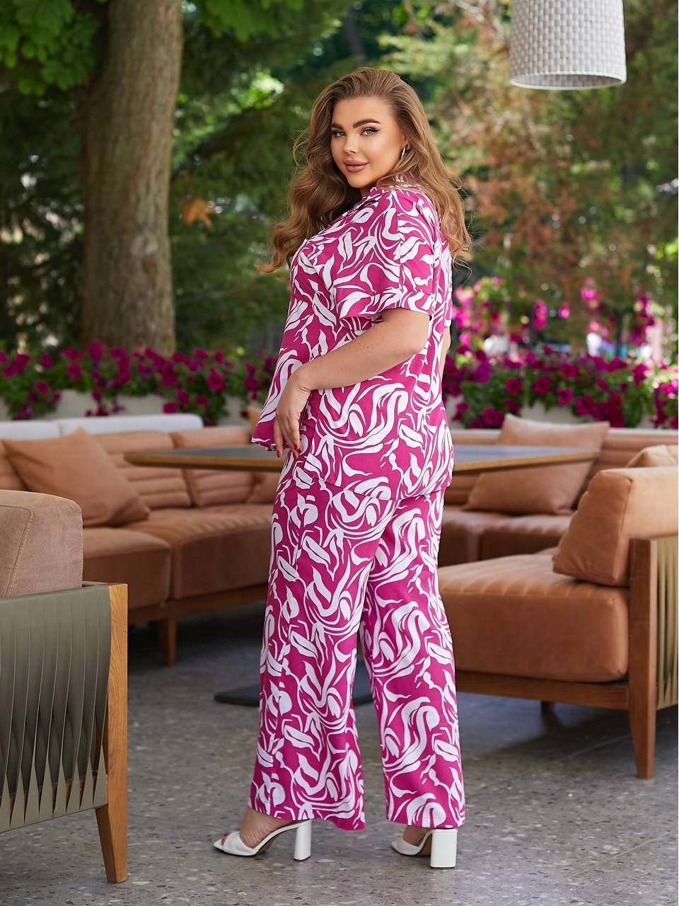 Прогулянковий костюм малинового кольору 28077