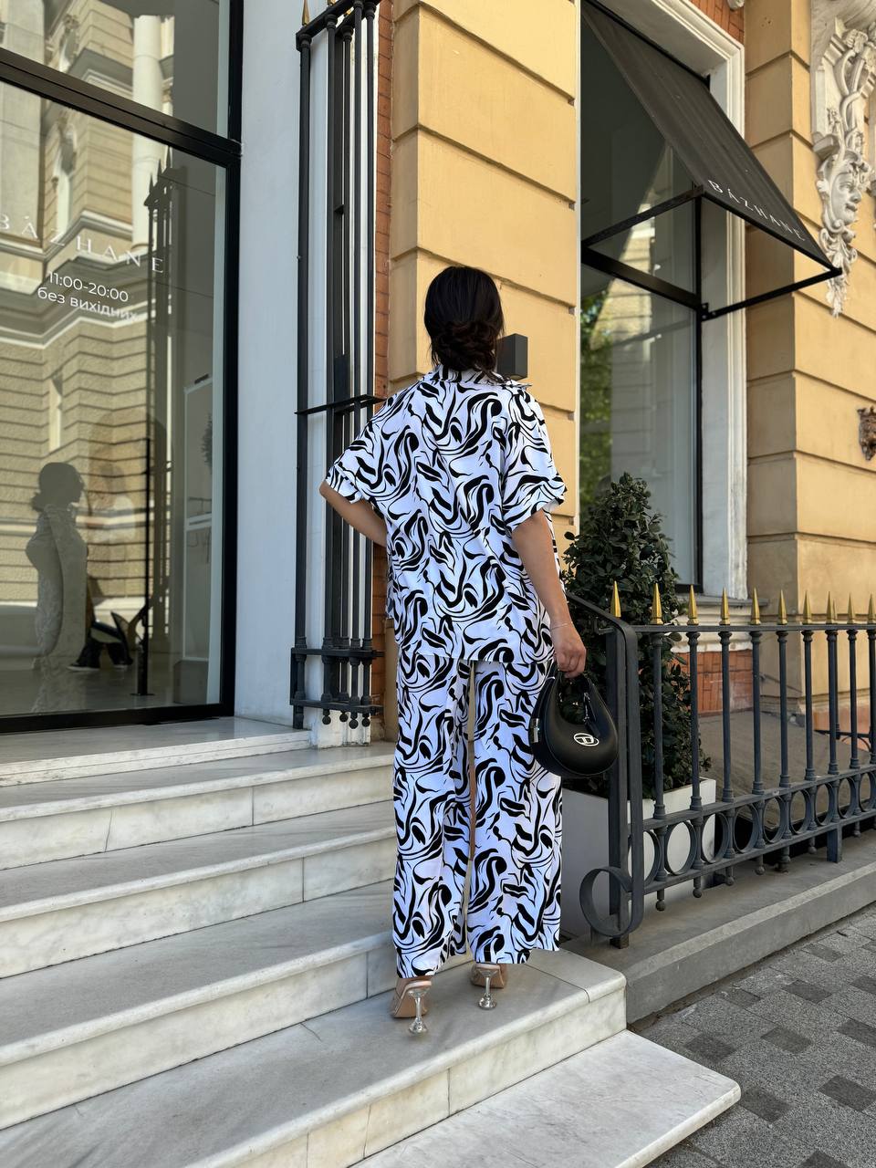 Прогулянковий костюм молочного кольору 28060