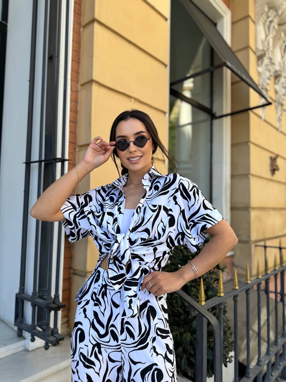 Прогулянковий костюм молочного кольору 28060