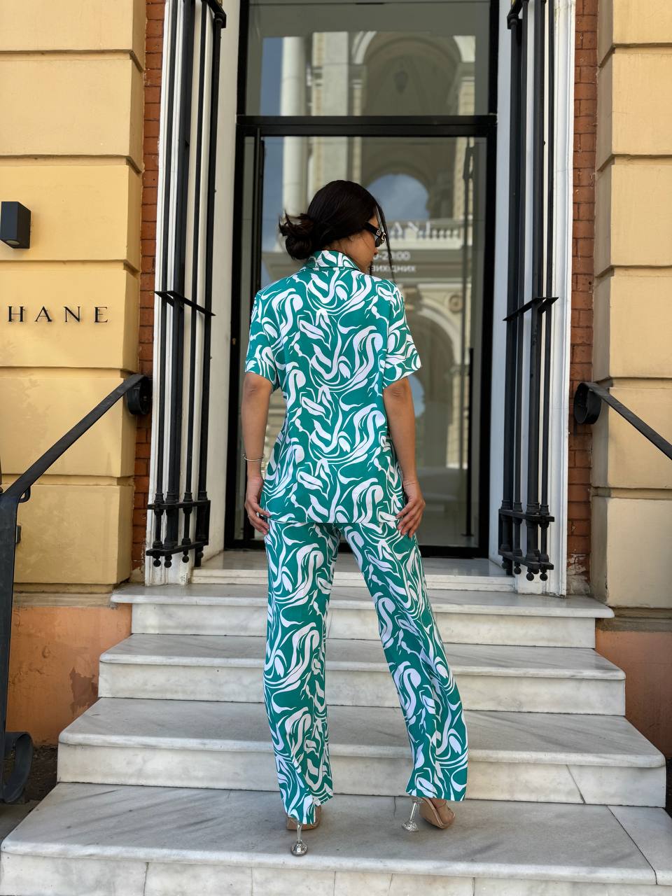 Прогулянковий костюм зеленого кольору 28058