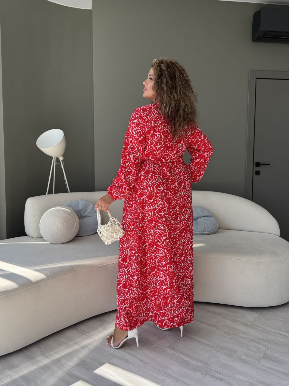 Нежное платье миди красного цвета 33800