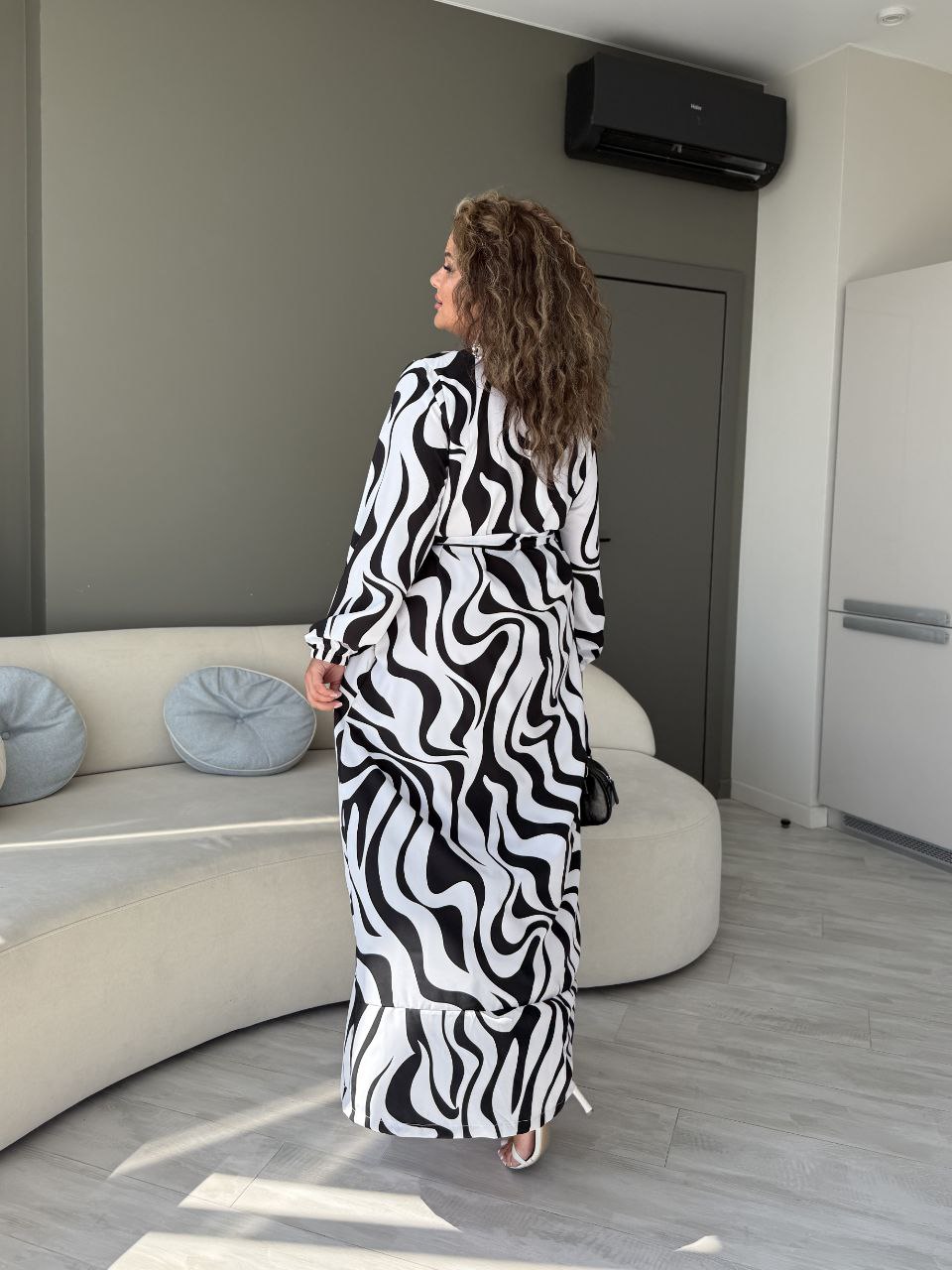 Ніжна сукня міді чорно-білого кольору 33802