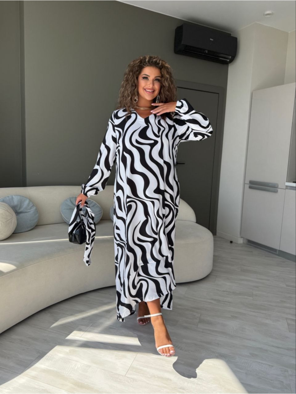 Ніжна сукня міді чорно-білого кольору 33802