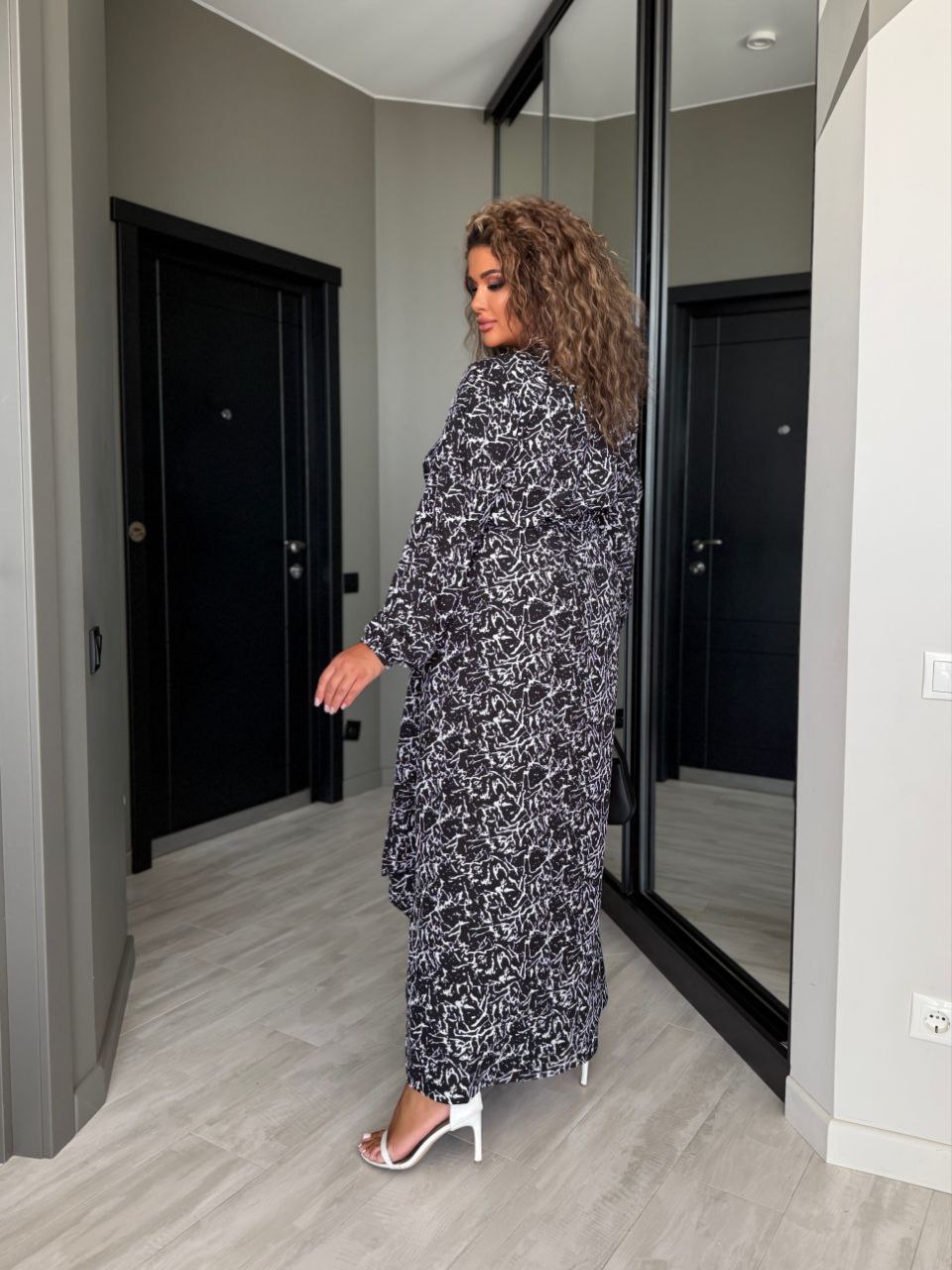 Нежное платье миди черного цвета 33799