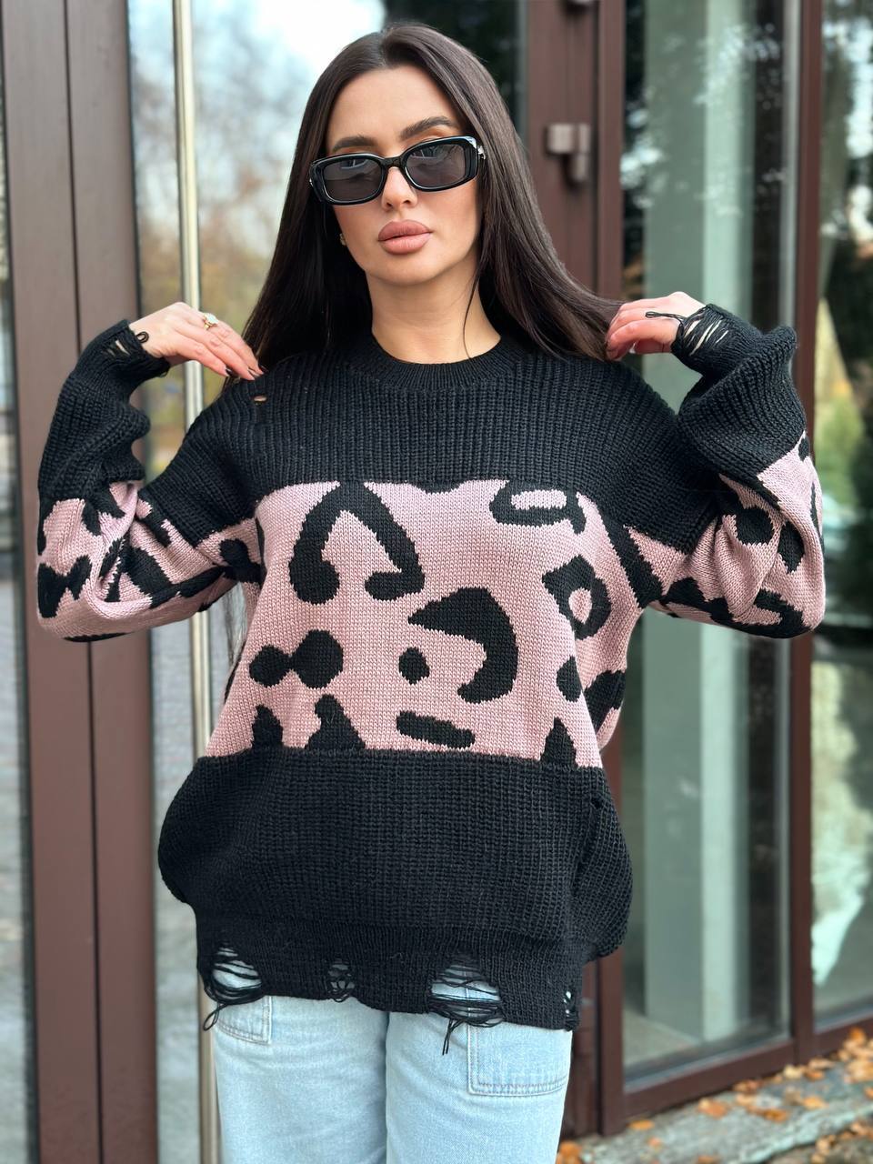 Об'ємний жіночий светр-туніка чорного кольору 30086