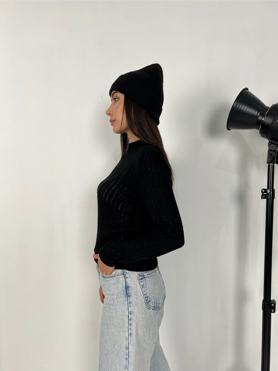 Обтягуючий жіночий светр чорного кольору 31611