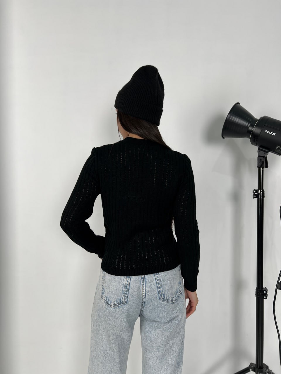 Обтягуючий жіночий светр чорного кольору 31611