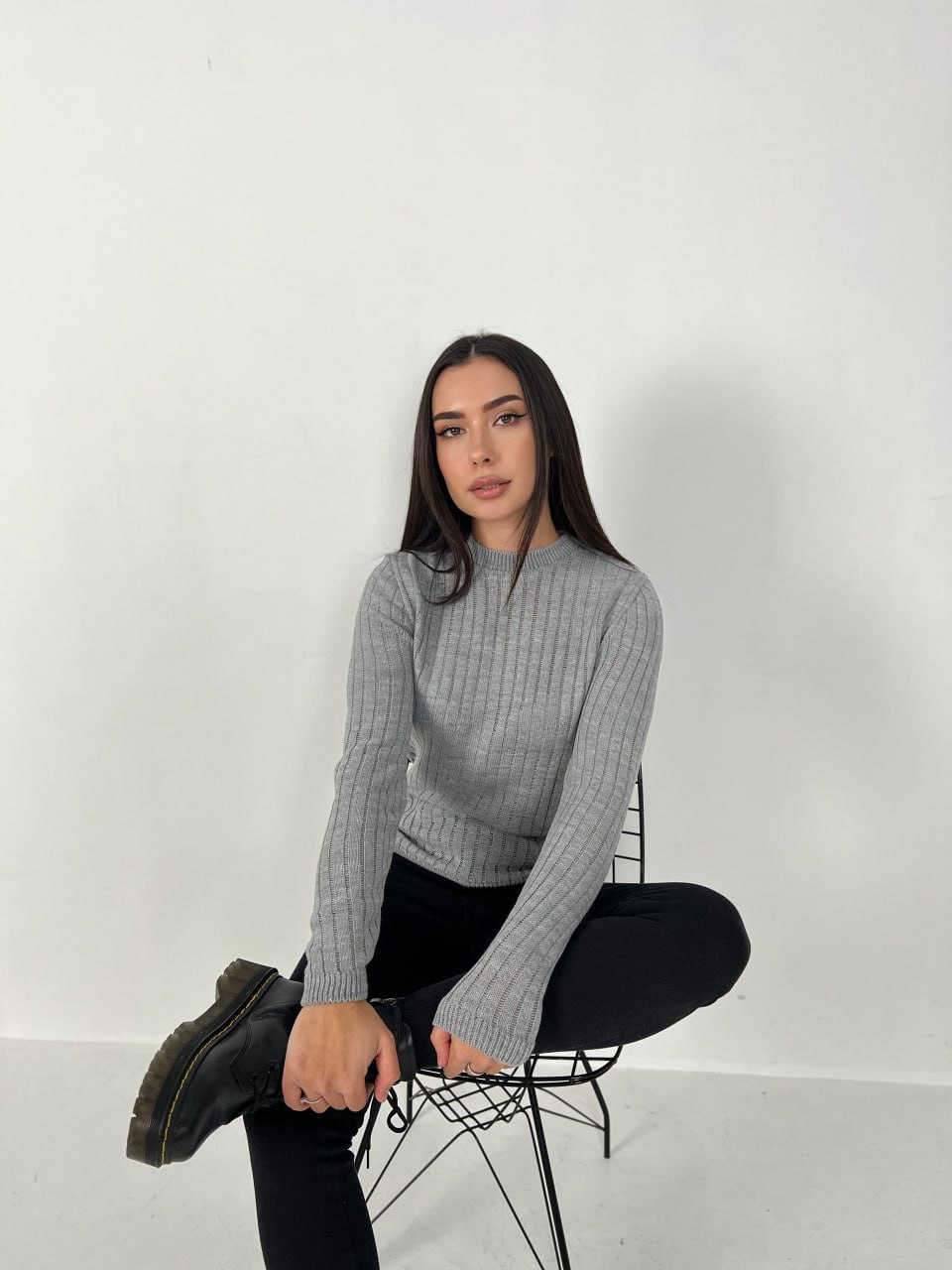 Обтягуючий жіночий светр сiрого кольору 31608