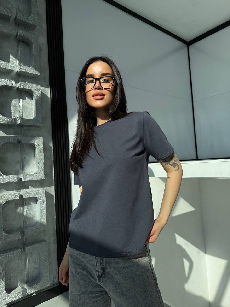 Однотонна базова футболка графiтового кольору 31803