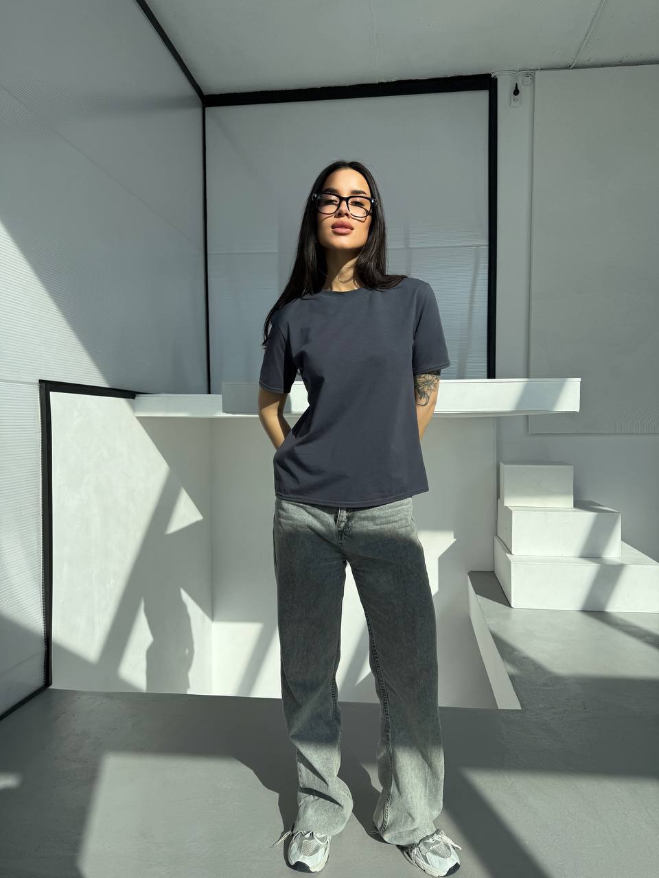 Однотонна базова футболка графiтового кольору 31803