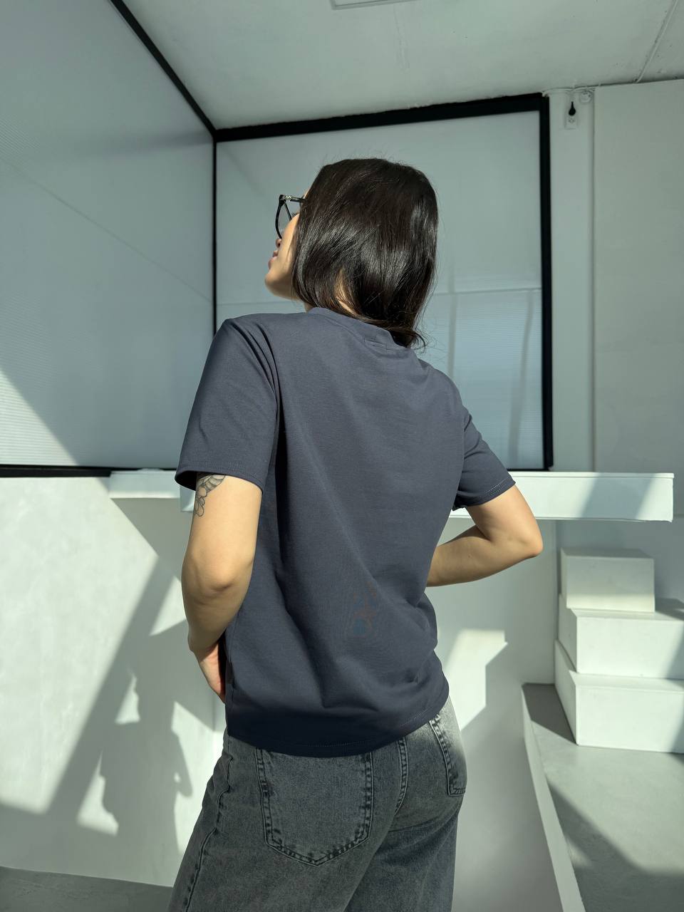 Однотонна базова футболка графiтового кольору 31803