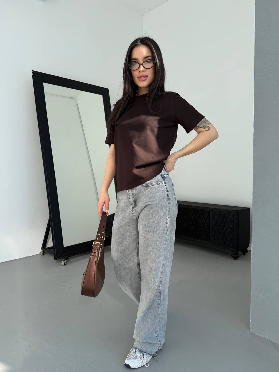 Однотонна базова футболка коричневого кольору 31801