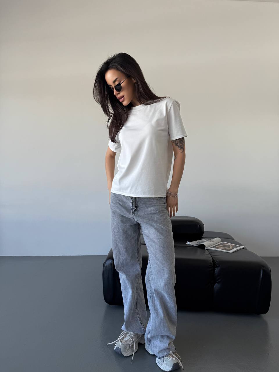 Однотонна базова футболка молочного кольору 32857