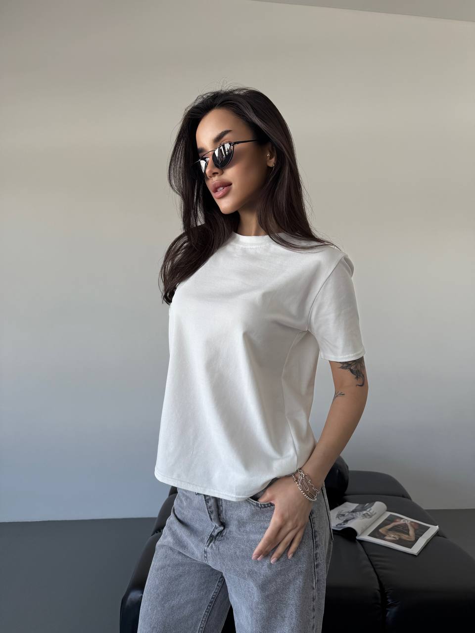 Однотонна базова футболка молочного кольору 32857