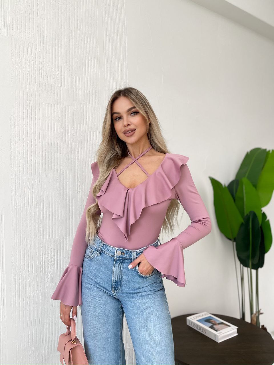 Однотонный боди с рюшами розового цвета 35540