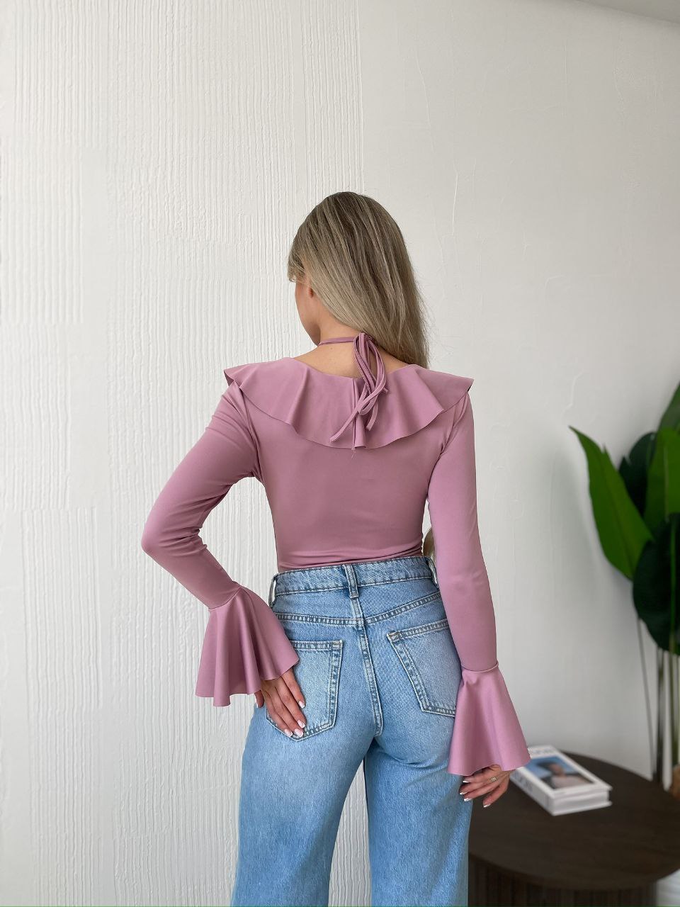 Однотонный боди с рюшами розового цвета 35540