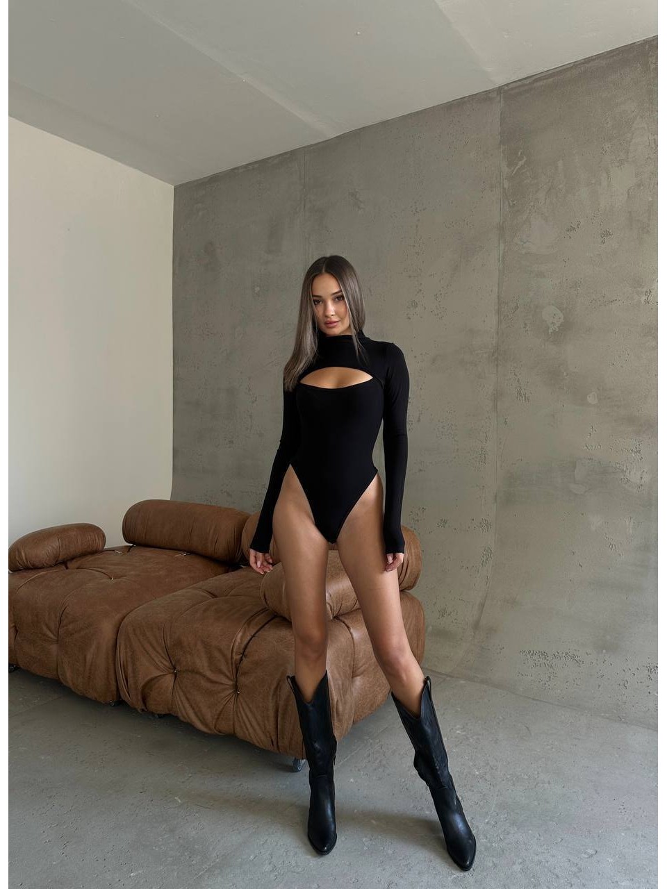 Однотонный боди с вырезом черного цвета 35740