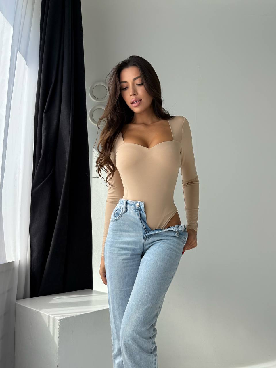 Однотонный прогулочный боди с пуш-ап бежевого цвета 34759