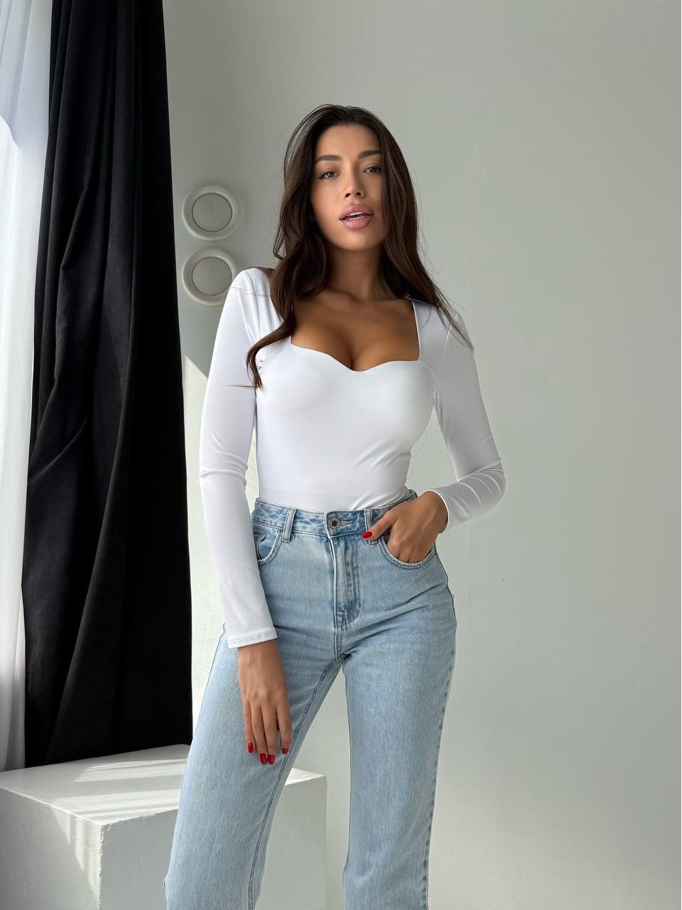 Однотонний прогулянковий боді з пуш-ап молочного кольору 34760