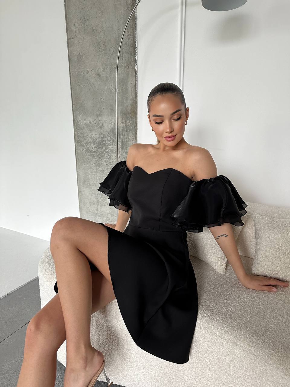 Сукня міні кльош з пишним рукавом чорного кольору 32660