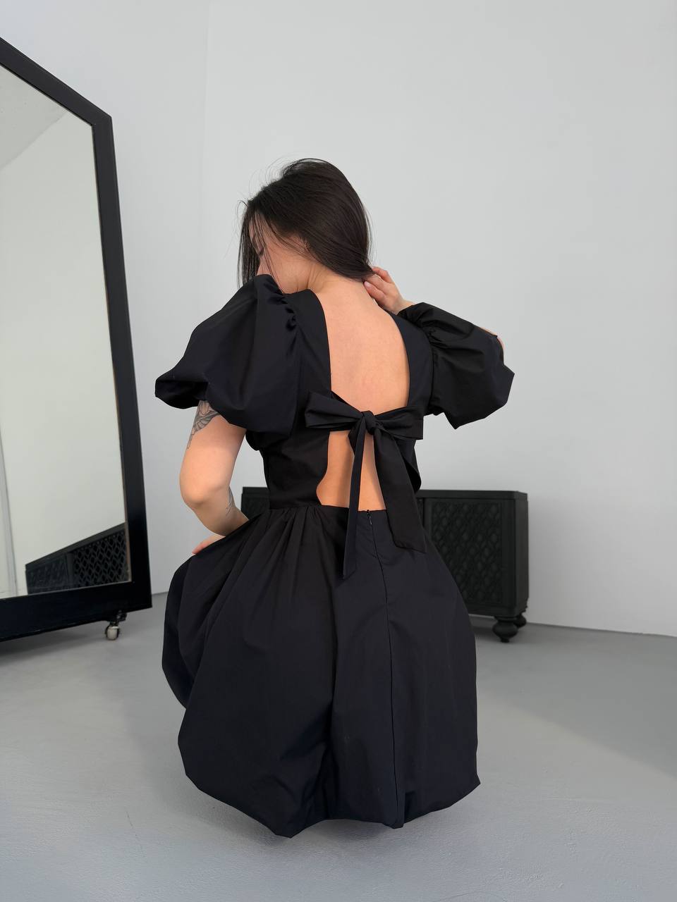 Платье мини с открытой спинкой черного цвета 32658