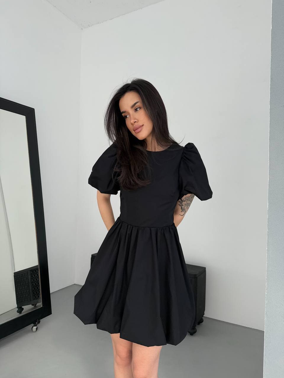 Платье мини с открытой спинкой черного цвета 32658