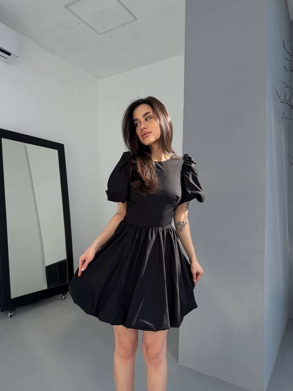 Платье мини с открытой спинкой черного цвета 32658