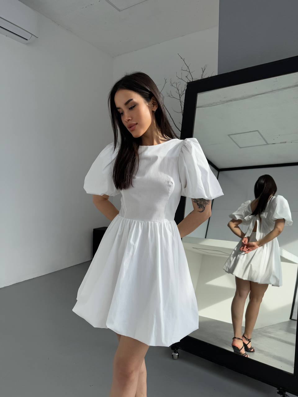 Платье мини с открытой спинкой молочного цвета 32657