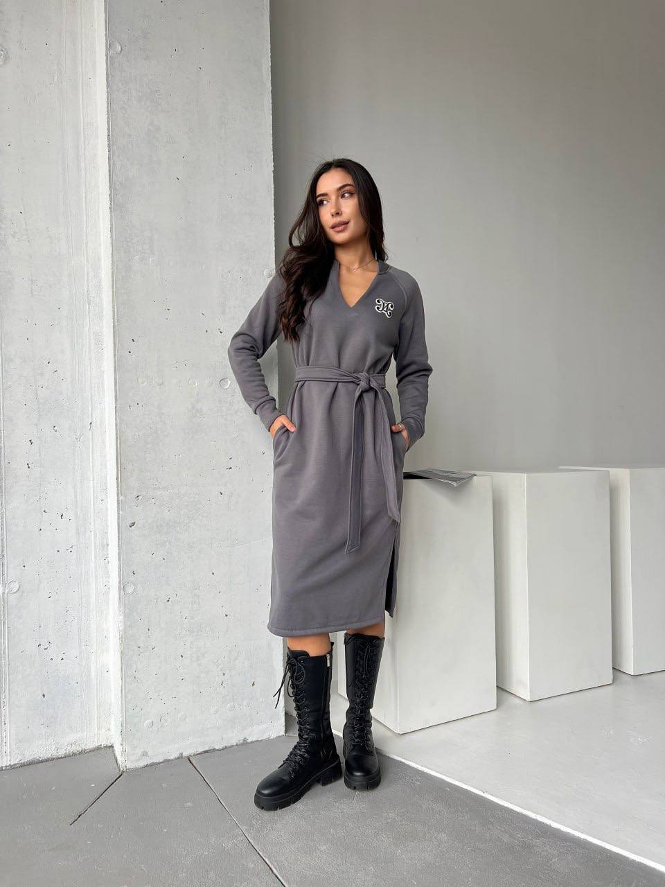 Сукня з поясом на флісі графітового кольору 29377