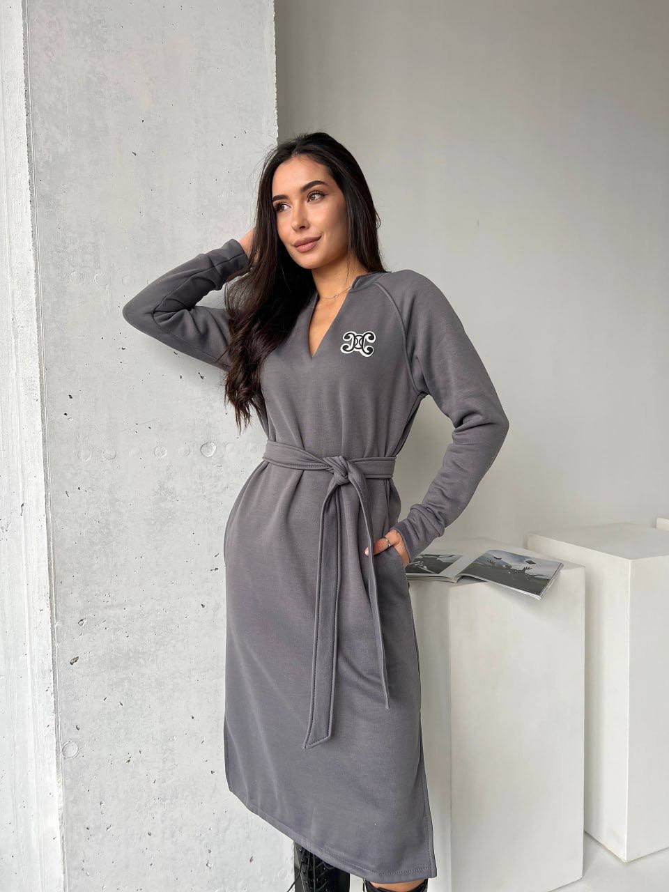 Сукня з поясом на флісі графітового кольору 29377