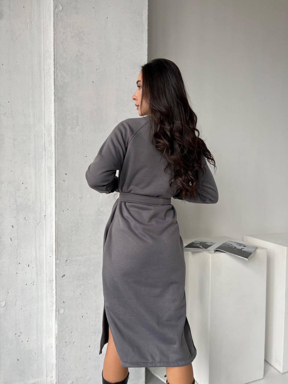 Сукня з поясом на флісі графітового кольору 29377