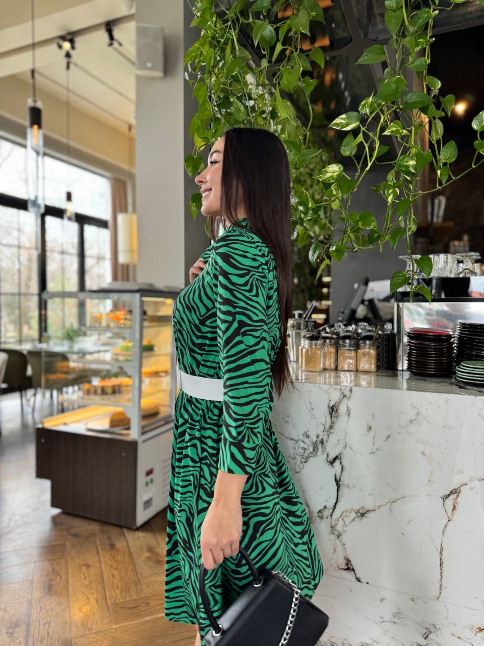 Сукня з поясом зеленого кольору 27380