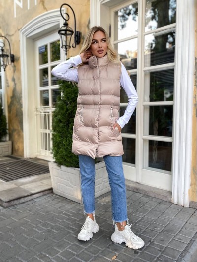 Подовжена жіноча демісезонна жилетка бежевого кольору 34843