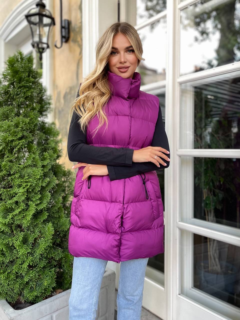 Подовжена жіноча демісезонна жилетка бузкового кольору 34845