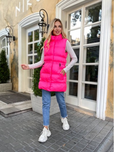 Подовжена жіноча демісезонна жилетка малинового кольору 34828