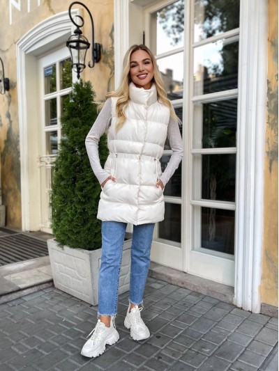 Подовжена жіноча демісезонна жилетка млочного кольору 34827