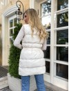 Подовжена жіноча демісезонна жилетка млочного кольору 34827