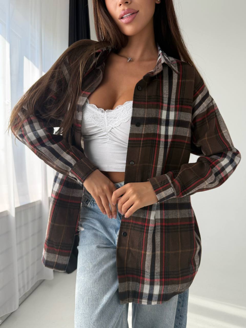 Подовжена жіноча сорочка в клітку коричневого кольору 33971