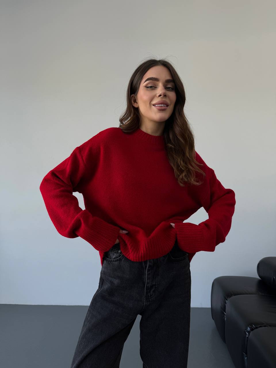 Удлиненный женский свитер красного цвета 34510