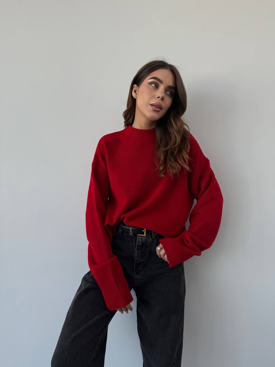 Удлиненный женский свитер красного цвета 34510
