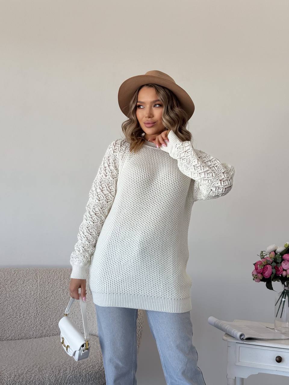 Подовжиний жіночий светр молочного кольору 34278