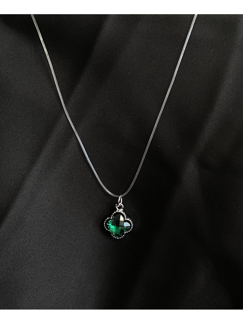 Підвіска зелена Конюшина на силіконовому шнурку 33123