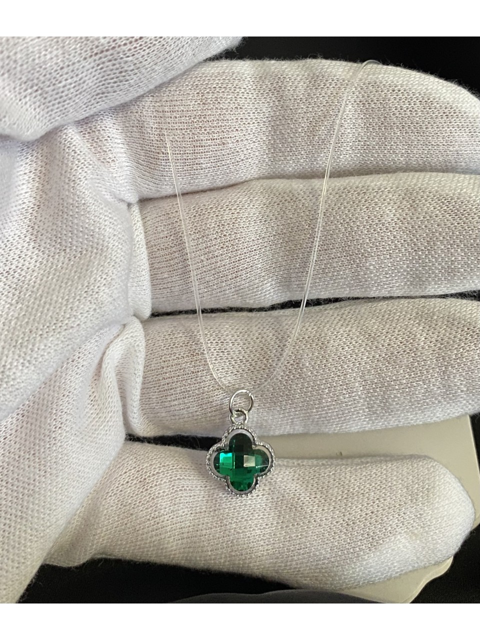 Підвіска зелена Конюшина на силіконовому шнурку 33123