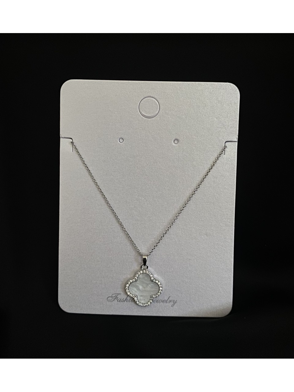 Підвіска біла Конюшина з ланцюжком срібного кольору 33459