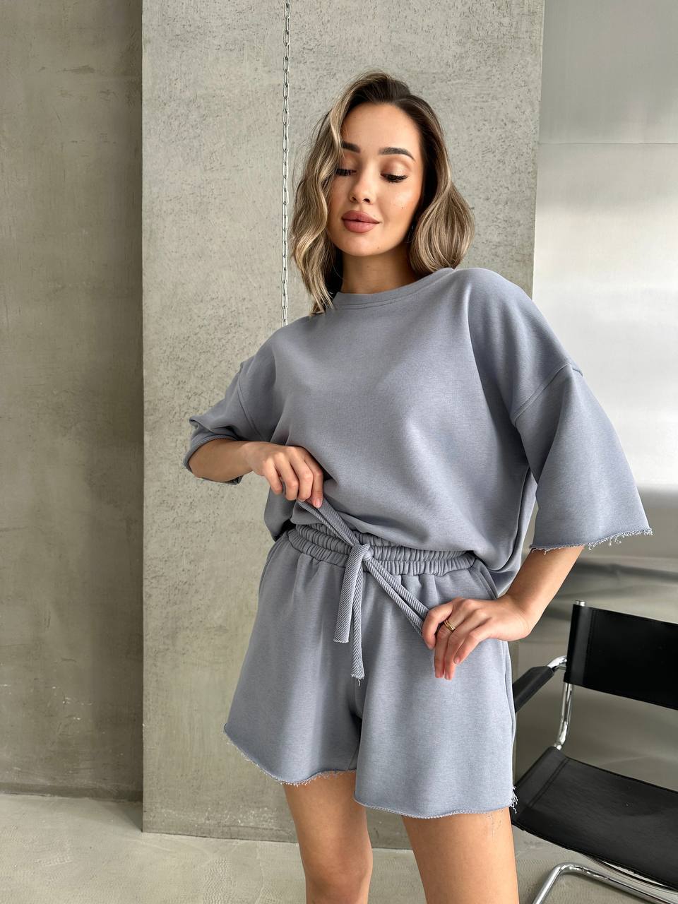 Повсякденний жіночий костюм із шортами сірого кольору 32534