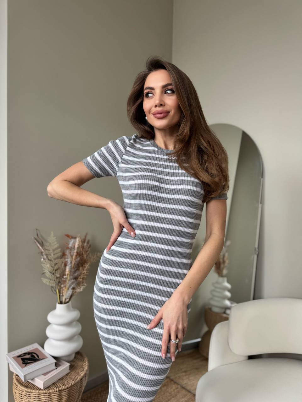 Приталена сукня міді в смужку сiрого кольору 32314