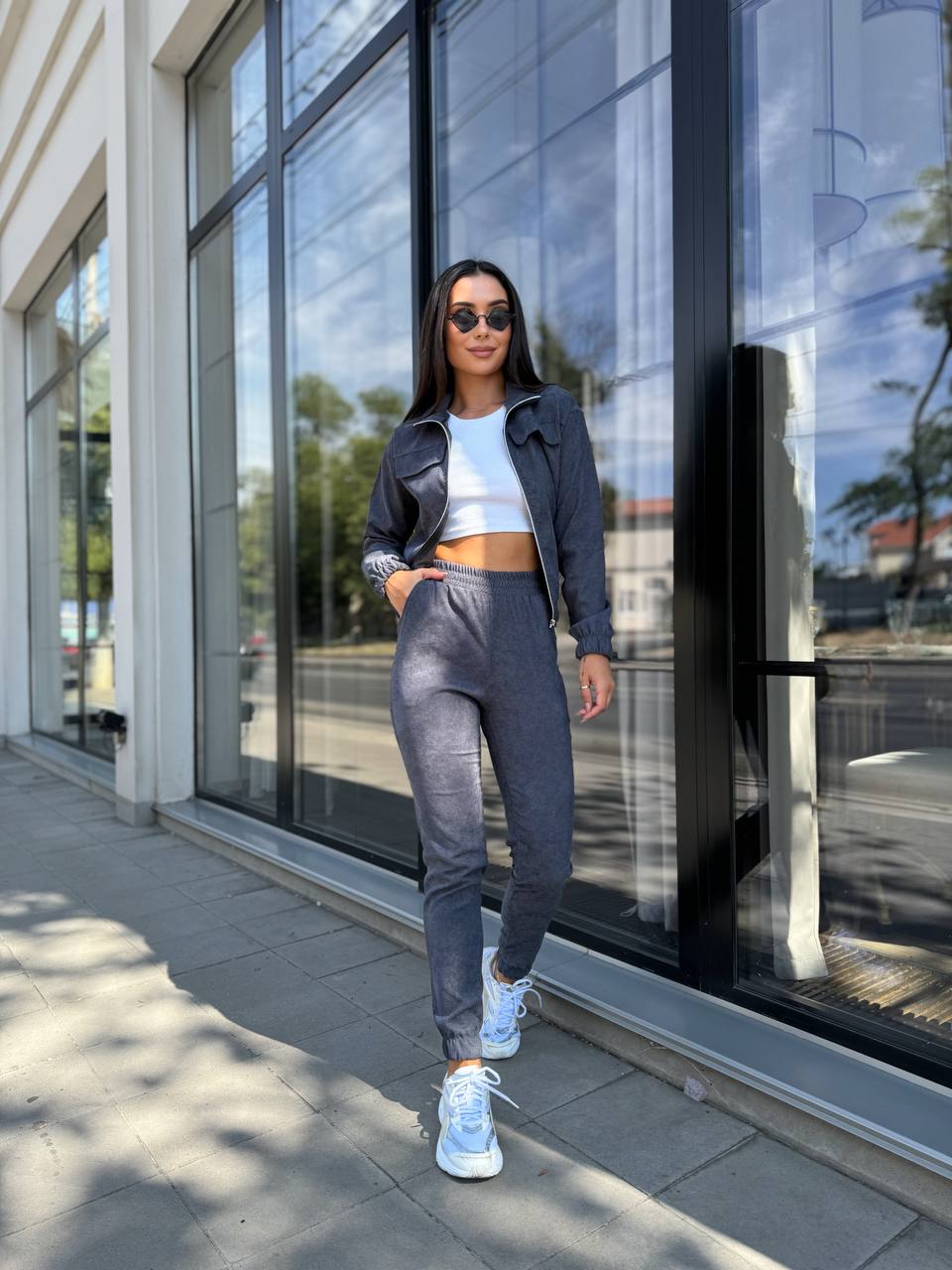 Прогулянковий костюм з мікро-вельвету на блискавцi графiтового кольору 32337